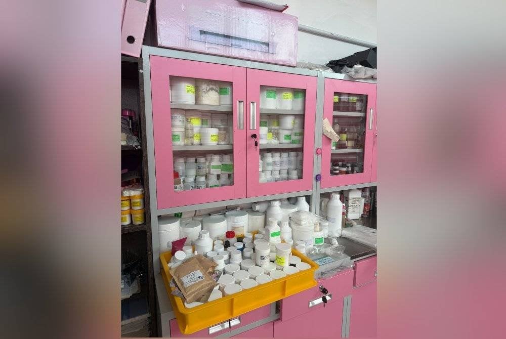 Antara kosmetik tidak tidak bernotifikasi yang dirampas hasil pemeriksaan ke atas sebuah premis perniagaan di Triang, Bera pada Khamis. Foto JKNP