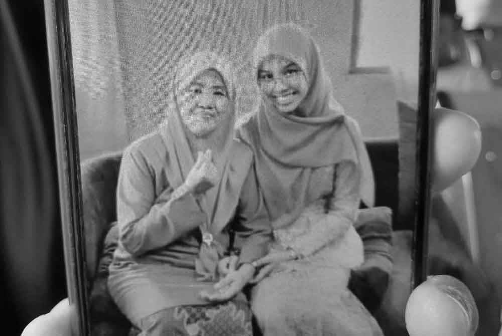 Gambar kenangan Nor Adnin Sabtu (kanan) bersama Allahyarham ibunya (kiri).