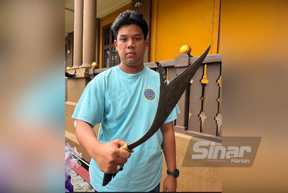 Nik Ilman menunjukkan kelewang jambul miliknya.