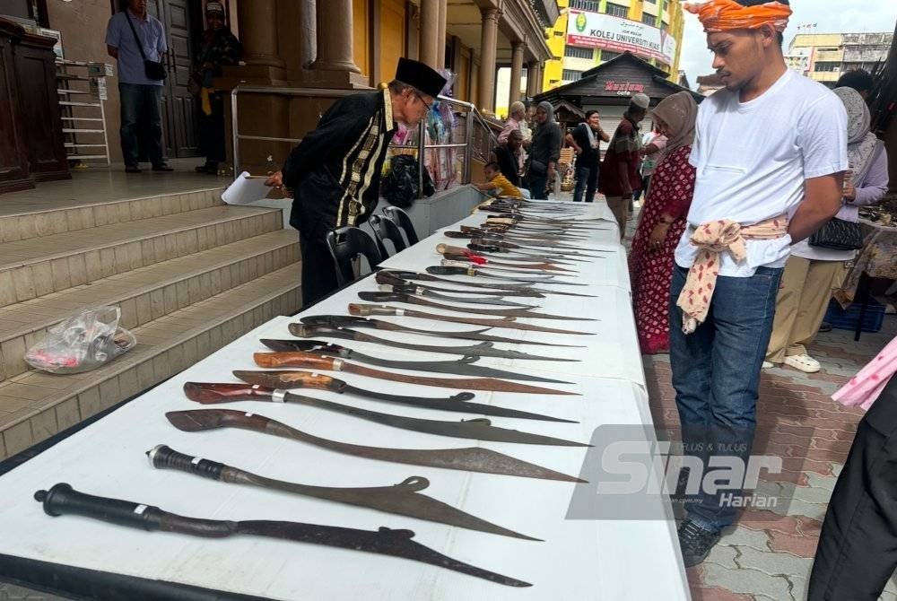 Antara kelewang yang dipamerkan pada Pertandingan Kelewang Jangok di pekarangan Muzium Negeri Kelantan pada Jumaat.