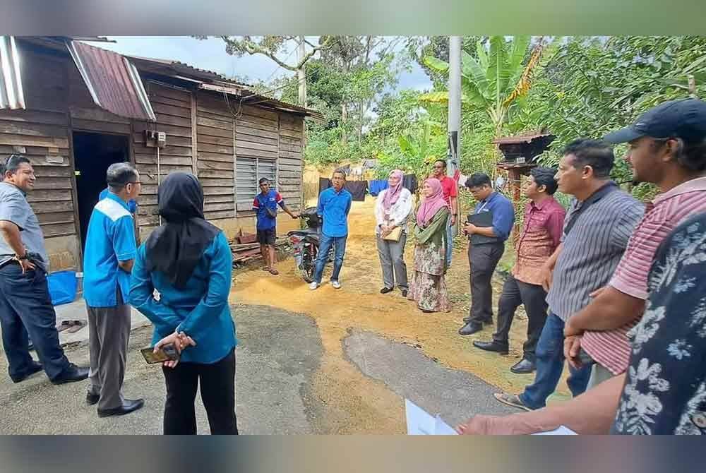 MAINS dan Zaifulbahri ketika menziarahi tiga beranak terbabit di Kampung Ulu Chembung, Rembau. FOTO: FACEBOOK MAINS