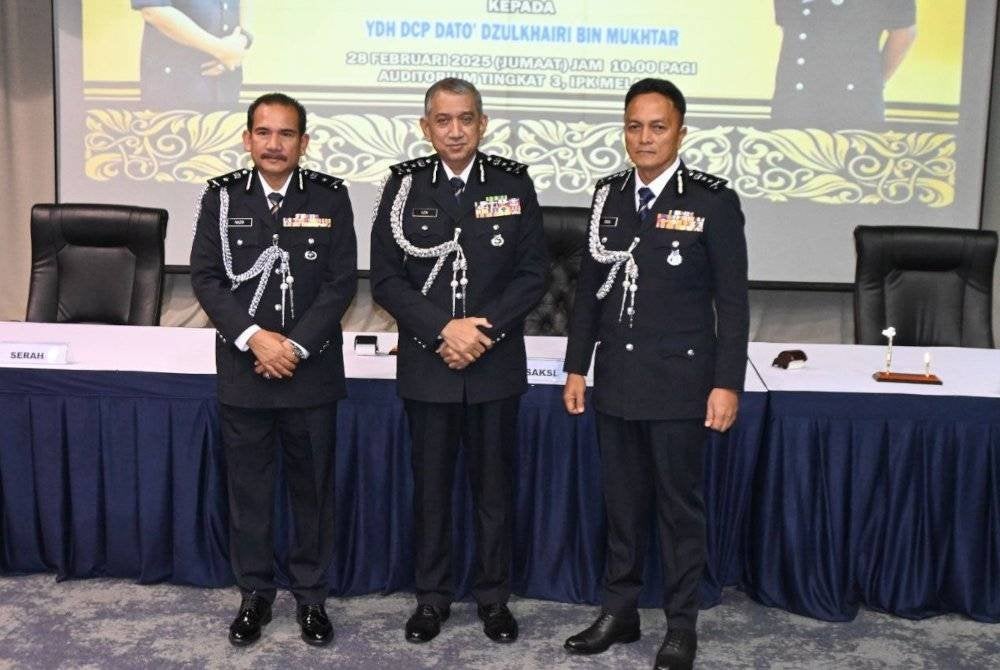 Azri (tengah) bergambar bersama Md Nazri (kiri) dan Dzulkhairi selepas Majlis Serah Terima Tugas Jawatan Ketua Polis Melaka di IPK Melaka, Bukit Beruang pada Jumaat.