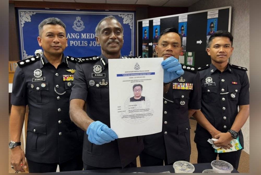 Kumar menunjukkan gambar seorang lelaki yang sedang dikesan bagi membantu siasatan.