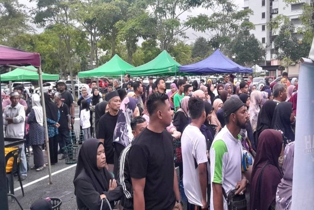 Sebahagian pengunjung yang menyerbu Program Jualan Rahmah Ramadan di pekarangan Projek Perumahan Rakyat (PPR) Padang Hiliran, Kuala Terengganu pada Jumaat.