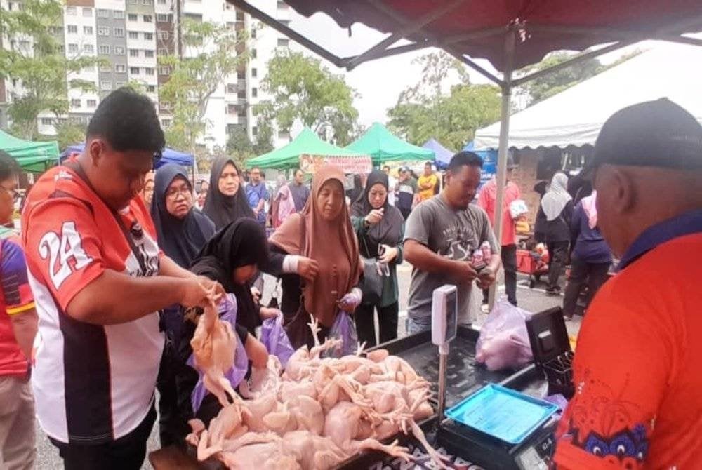 Sebahagian pengunjung yang mendapatkan bahan mentah sebagai persediaan menyambut kedatangan Ramadan.
