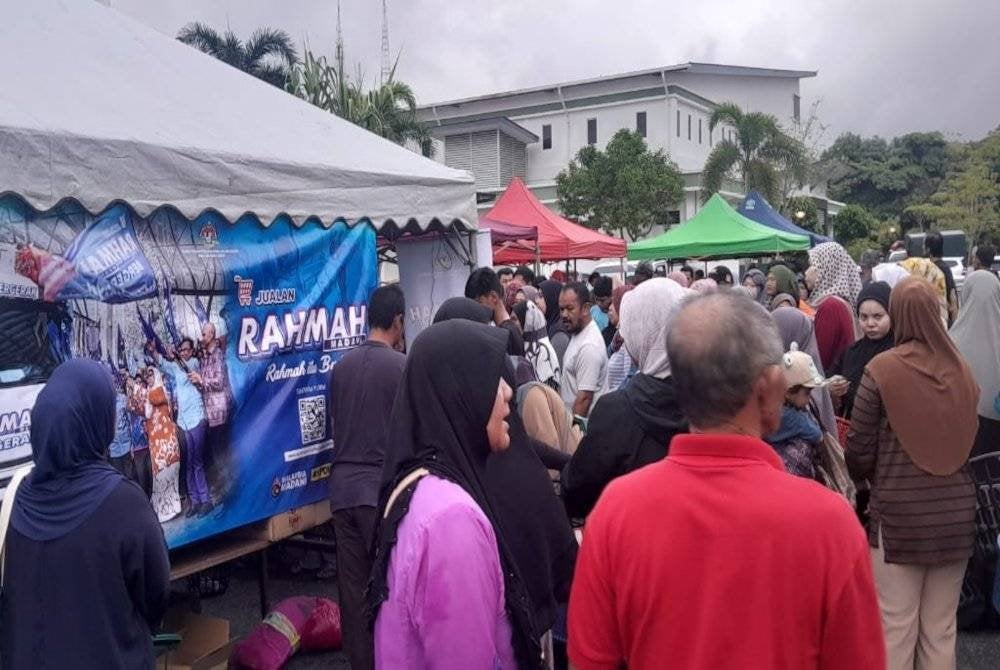 Pengunjung beratur seawal jam 7 pagi untuk mendapatkan barangan keperluan rumah sempena program Jualan Rahmah Ramadan di pekarangan Projek Perumahan Rakyat (PPR) Padang Hiliran, Kuala Terengganu pada Jumaat.