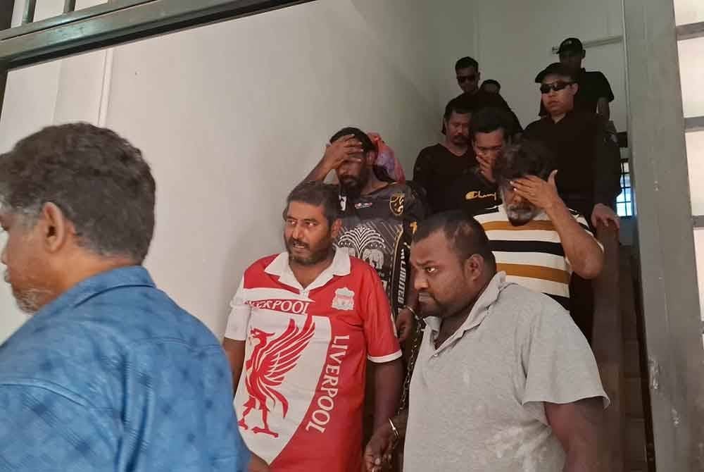 Lima pemandu teksi dan empat tekong dihadapkan ke Mahkamah Sesyen Teluk Intan pada Jumaat atas pertuduhan menyeludup warga Indonesia di Bagan Datuk, awal Februari lalu.