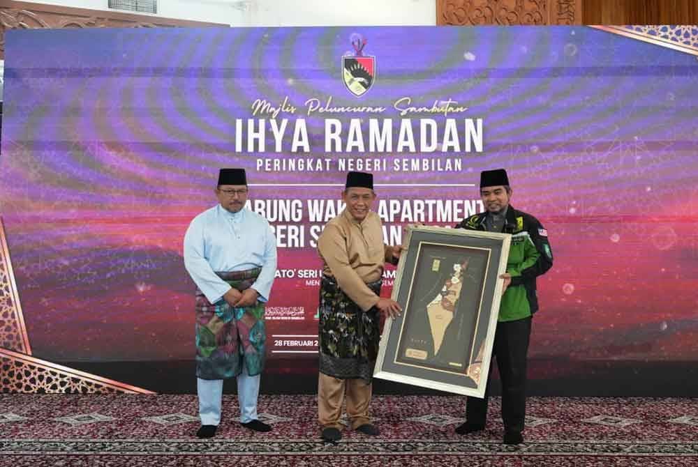 Aminuddin (tengah) menyempurnakan peluncuran Tabung Apartmen Wakaf Negeri Sembilan di Masjid Negeri pada Jumaat.