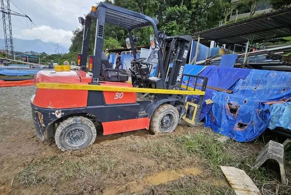 Antara jentera yang ditahan hasil serbuan ke atas bengkel besi haram disyaki beroperasi atas tanah kerajaan di Bentong. Foto FB Briged Tenggara PGA