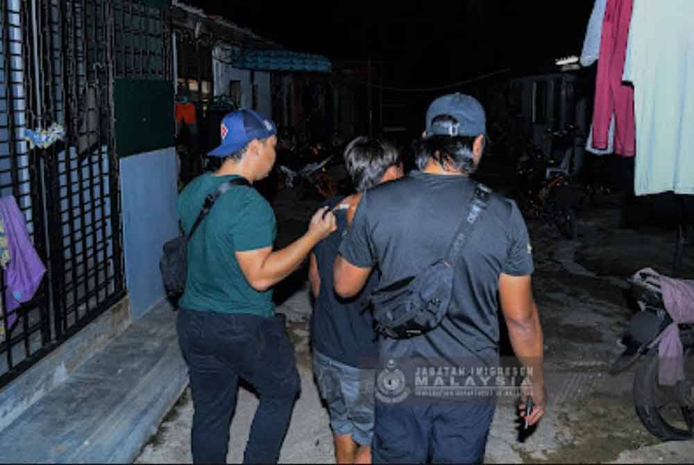 Seorang PATI cuba meloloskan diri berjaya diberkas pasukan operasi JIM yang menyerbu rumah sewa tidak tersusun di lot tanah persendirian di Kajang, Selangor, jam 1.40 pagi pada Jumaat. Foto: JIM.