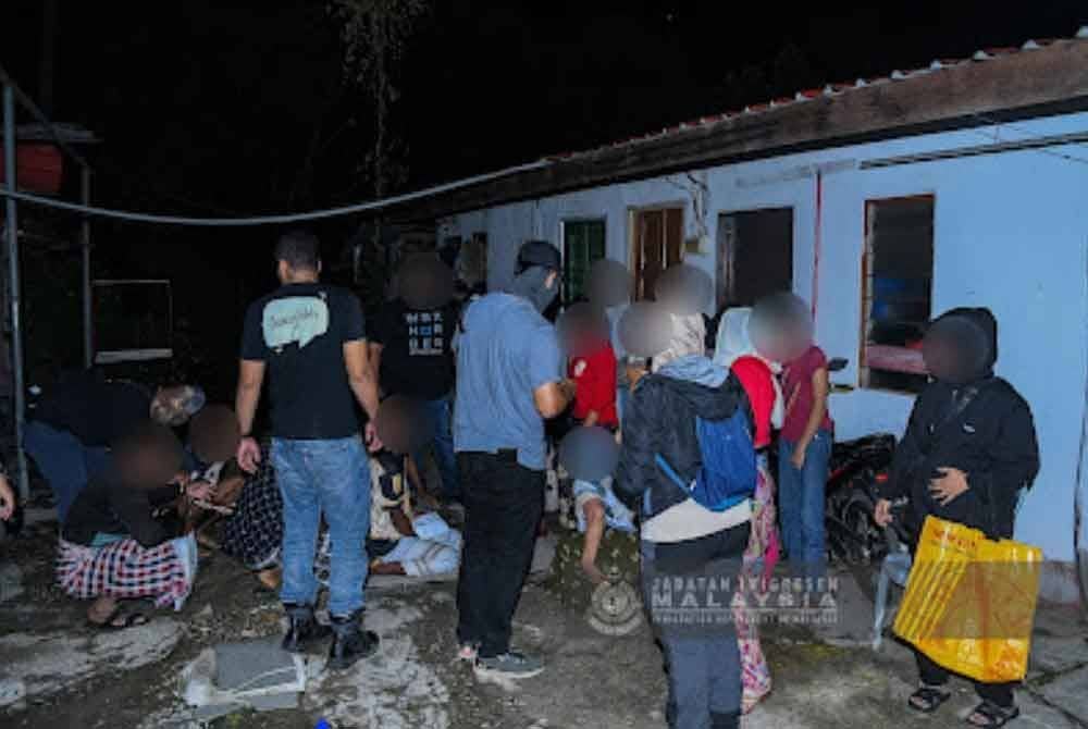 Kesemua tahanan dalam operasi JIM, jam 1.40 pagi pada Jumaat ditempatkan di Depot Imigresen KLIA untuk tujuan siasatan dan tindakan lanjut. - Foto: JIM.