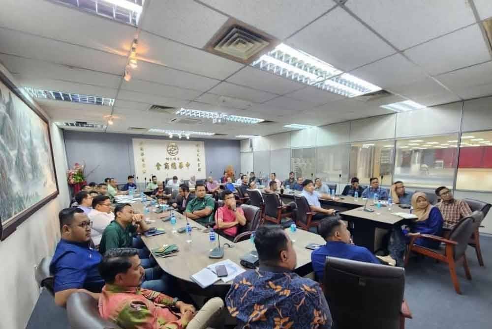 Mesyuarat penyelarasan bersama agensi kerajaan dan 37 wakil daripada ladang-ladang di negeri Johor berkenaan konflik gajah dan manusia. - Foto FB Ling Tian Soon