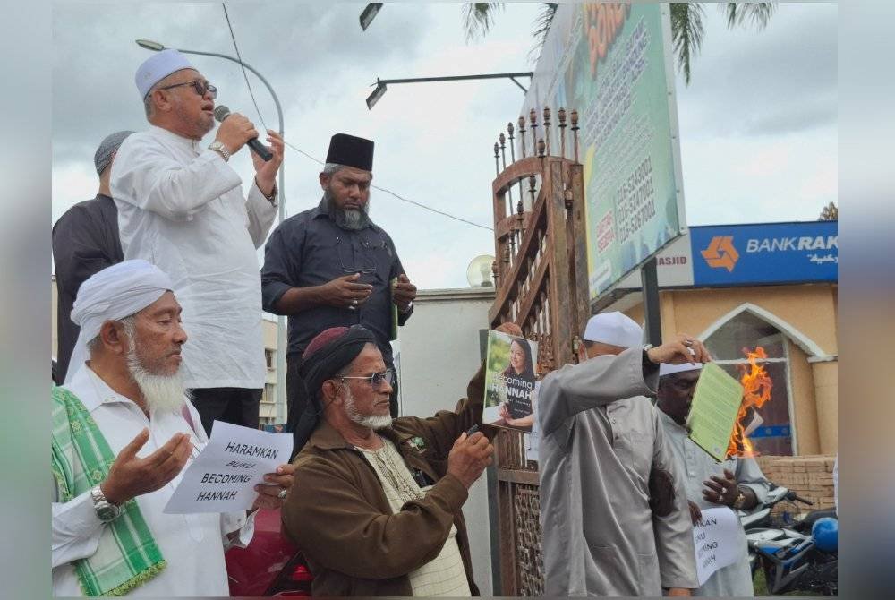 Razman (berdiri kiri) hadir memberi sokongan kepada gabungan NGO Islam Perak yang melakukan demonstrasi 'Desak Haramkan Buku Becoming Hannah' di luar Masjid Sultan Idris Shah II di Ipoh pada Jumaat.