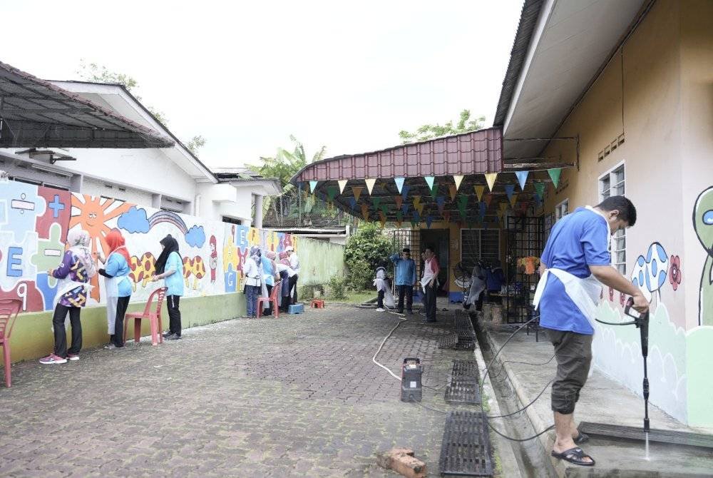 Mereka yang terlibat turun padang membantu secara langsung mencantikkan kawasan PKPDK Tanjong Puteri.