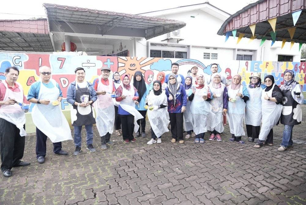 Semua pihak yang terlibat dalam gotong-royong di PKPDK Tanjong Puteri.