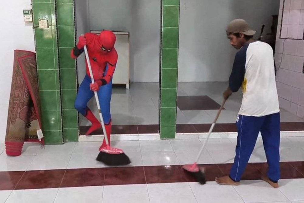 Turut membersihkan kawasan dalaman masjid.