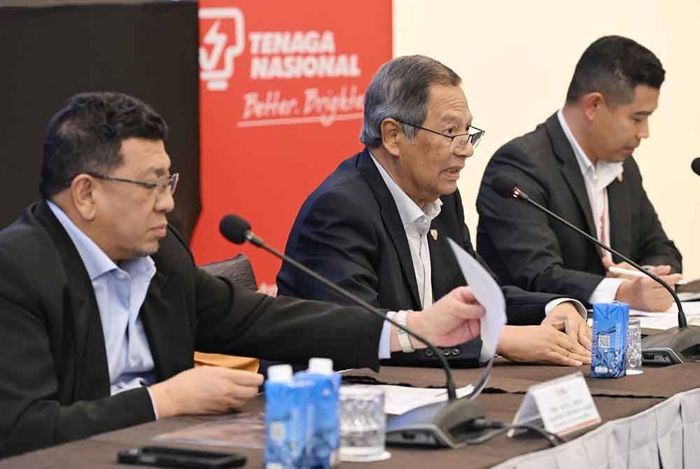 Pengerusi TNB, Tan Sri Abdul Razak Abdul Majid (tengah) bersama Ketua Pegawai Eksekutif TNB, Datuk Ir Megat Jalaluddin Megat Hassan (kiri) dan Ketua Pegawai Kewangan TNB, Badrulhisyam Fauzi ketika Taklimat Media Keputusan Kewangan TNB 2024 bertempat di Tower A, TNB Platinum, di sini pada Jumaat. FOTO SINAR HARIAN/ ROSLI TALIB.