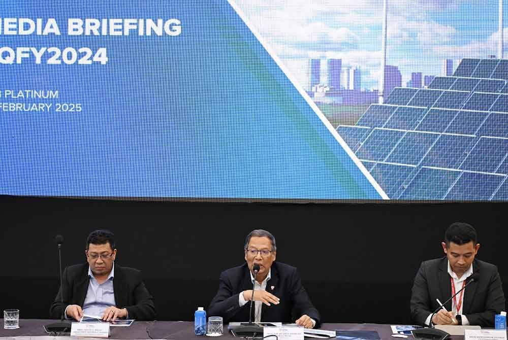 Pengerusi TNB, Tan Sri Abdul Razak Abdul Majid (tengah) bersama Ketua Pegawai Eksekutif TNB, Datuk Ir Megat Jalaluddin Megat Hassan (kiri) dan Ketua Pegawai Kewangan TNB, Badrulhisyam Fauzi ketika Taklimat Media Keputusan Kewangan TNB 2024 bertempat di Tower A, TNB Platinum pada Jumaat. FOTO SINAR HARIAN/ ROSLI TALIB.