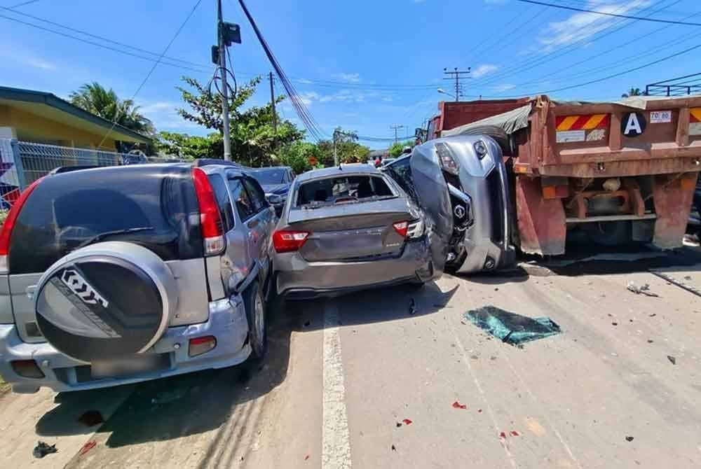 Kemalangan melibatkan sebuah lori dan 14 kenderaan lain di Jalan Duvanson berhadapan SK Tansau, Putatan.