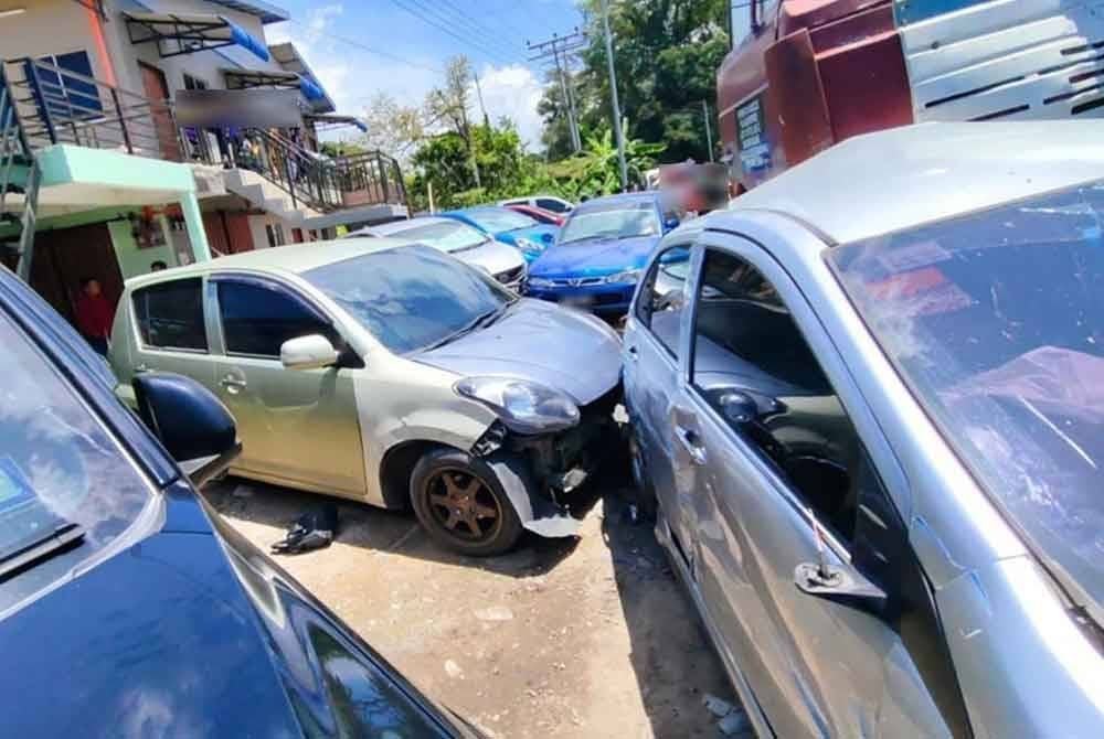Antara kenderaan yang rosak akibat dirempuh lori hilang kawalan di Jalan Duvanson berhadapan SK Tansau, Putatan.