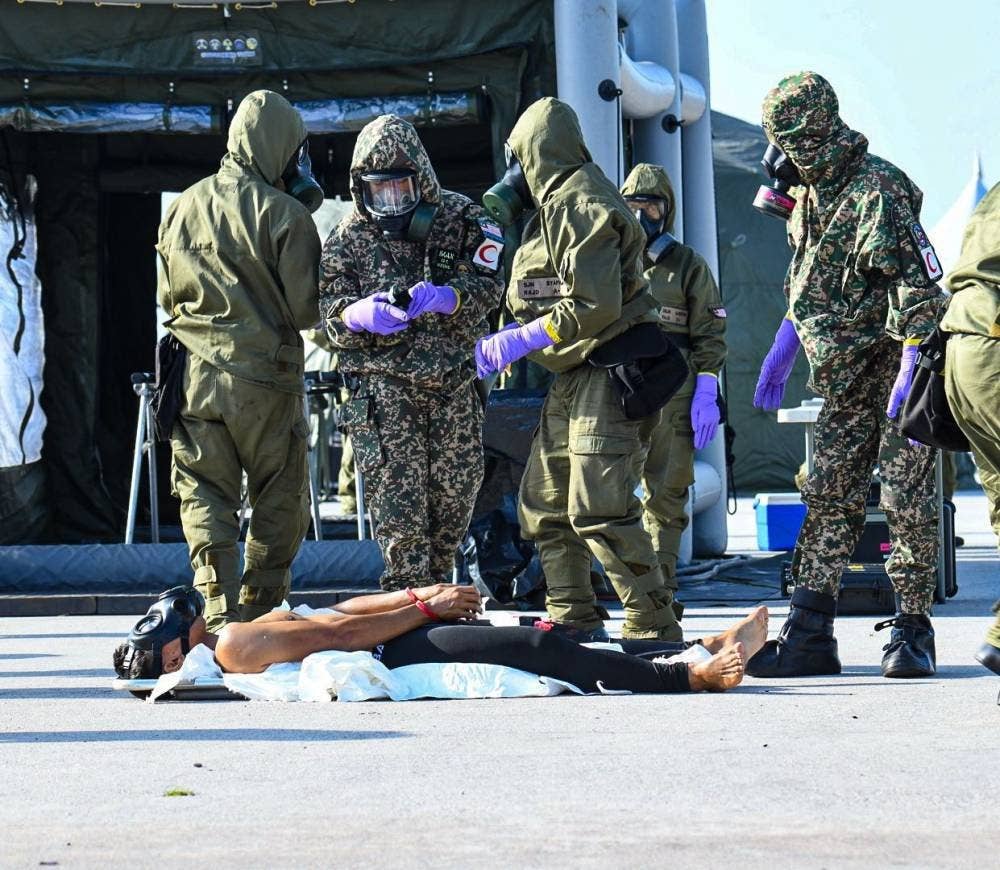 Anggota Chemical, Biological, Radiological, Nuclear and Explosive (CBRNE) sedang melaksanakan ujian pengesanan bahan kimia.