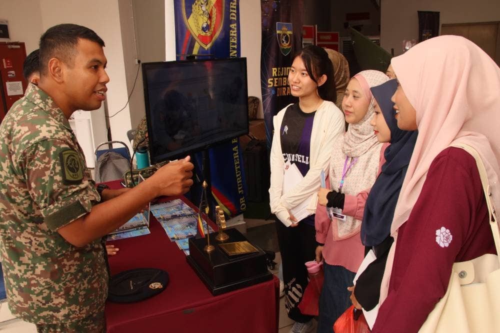 Bahagian Inspektorat Tentera Darat (BITD) dengan kerjasama Universiti Putra Malaysia (UPM) menganjurkan Konvensyen Kumpulan Inovatif dan Kreatif (KIK) Tentera Darat dan Karnival Pendidikan Kerjaya UPM Tahun 2024 bertempat di Fakulti Pengajian Pendidikan
UPM, Serdang pada 24 November lalu.