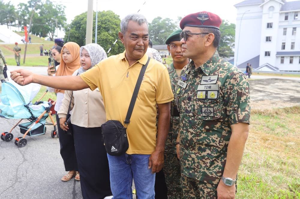 Panglima Tentera Darat, Jeneral Tan Sri Muhammad Hafizuddeain Jantan beramah mesra bersama keluarga yang hadir menyaksikan Perbarisan Tamat Latihan Perajurit Muda Lelaki Siri 201/2024 dan Wanita Siri 49/2024 di Pusat
Latihan Asas Tentera Darat, Port Dickson pada 1 Februari lalu.