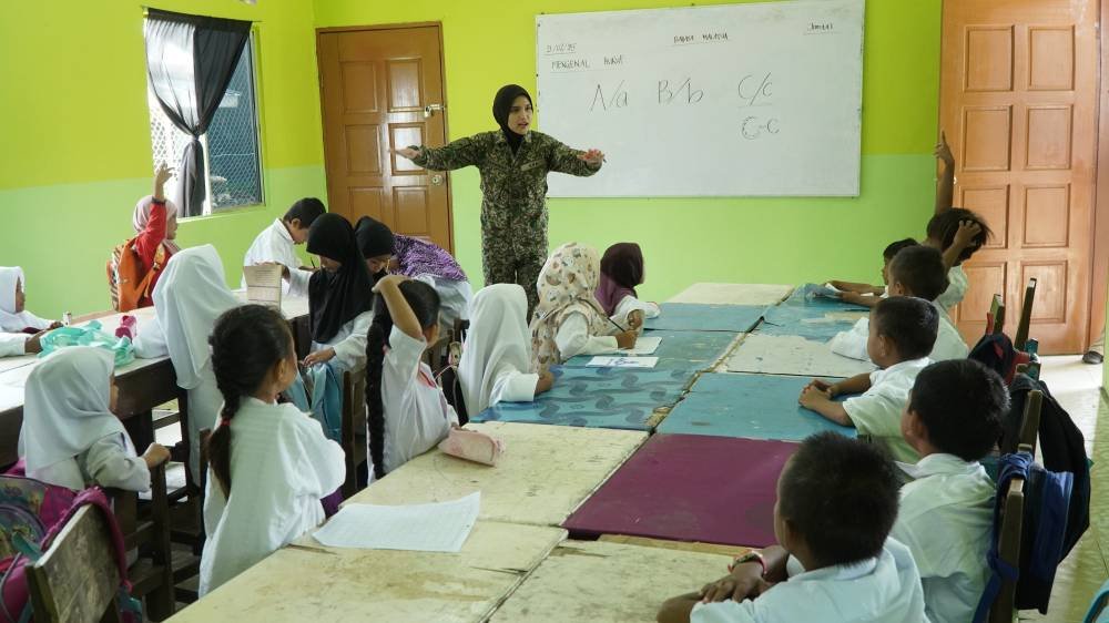 Anggota Tentera Darat turut membantu mengajar kanakkanak di Kelas 3M ATM, Pulau Berhala Sabah.