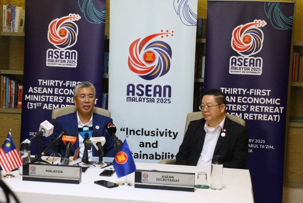 Tengku Zafrul (kiri) bersama Kim Hourn pada sidang media sempena Permukiman Menteri-Menteri Ekonomi ASEAN (AEM) ke-31 di Desaru pada Jumaat.