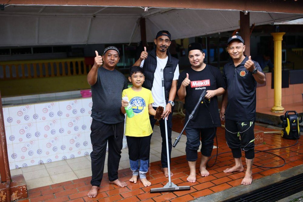 Lebih 100 sukarelawan menyertai aktiviti bergotong-royong di Masjid Tengku Mahkota Abdullah, Kampung Peramu, Kuantan.