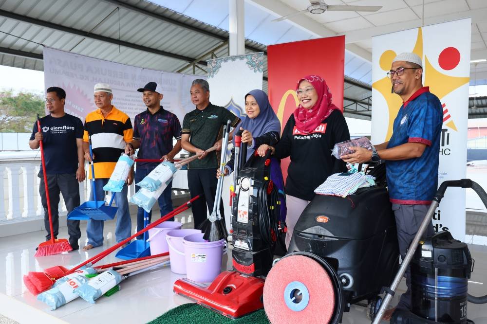 McDonald’s Malaysia menerima kerjasama daripada Pusat Zakat Pahang, Alam Flora, dan Indah Water Konsortium serta penduduk setempat untuk bergotong royong membersihkan masjid dan kawasan sekitar.