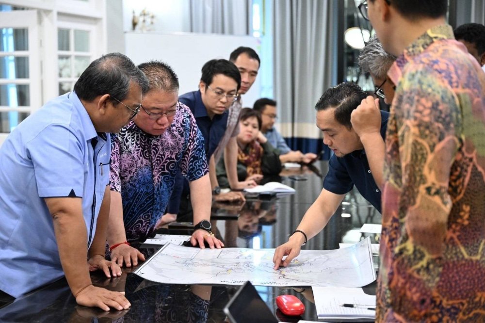 King Sing (dua dari kiri) bersama Menteri Besar Johor, Datuk Onn Hafiz Ghazi.