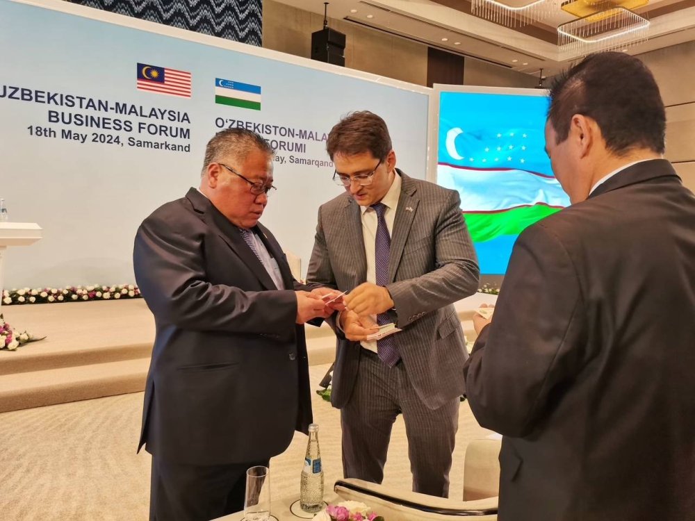King Sing (kiri) bersama wakil dalam Forum Perniagaan Uzbekistan- Malaysia yang diadakan di Samarkand.