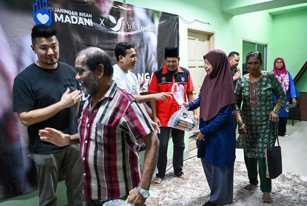 Kira-kira200 bungkusan bantuan makanan setiap bulan kepada mereka yang memerlukan menerusi gerak kerja yang disusun oleh Perjim.