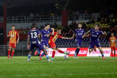 Pemain Selangor FC, Yohandry Jose Orozco Cujia diasak beberapa pemain Sabah FC pada perlawanan Liga Super di Stadium Majlis Bandaraya Petaling Jaya hari ini. - Foto: Bernama