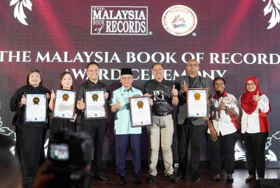 Ayam Gepuk Pak Gembus Malaysia (AGPGM) melakar sejarah apabila menjadi jenama ayam gepuk pertama yang menerima lima pengiktirafan daripada Malaysia Book of Records (MBOR).