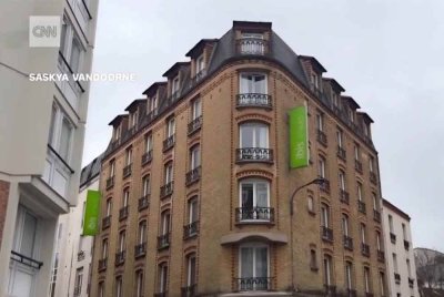 Seorang remaja perempuan telah ditahan kerana membuang bayinya yang baru dilahirkan dari tingkat dua di sebuah hotel di Paris, Perancis dan meninggal dunia.