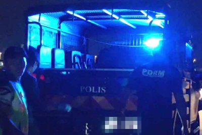 Polis membawa mayat ke Unit Forensik Hospital Sultanah Nur Zahirah (HSNZ) untuk tindakan lanjut.