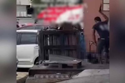 Tangkap layar video tular memaparkan seorang lelaki memukul seekor anjing di kawasan rumah kedai di Senai, Kulai.