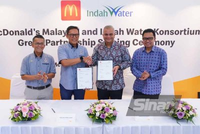 Azmir (dua dari kiri) dan Narendran bersama MoU yang telah ditandatangani pada Khamis. Foto Sinar Harian/MOHD HALIM ABDUL WAHID