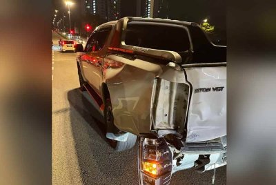 Bahagian belakang kiri pacuan empat roda jenis Mitsubishi Triton yang remuk akibat dilanggar.