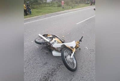 Keadaan motosikal dinaiki mangsa selepas terlibat dalam kemalangan di Kampung Gong Nering, Besut, petang Khamis.