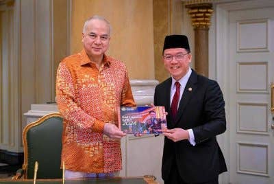 Sultan Nazrin berkenan menerima buku Kad Laporan KPKT Tahun 2024 yang dipersembahkan Kor Ming di Istana Perak, Changkat Persekutuan pada Khamis.