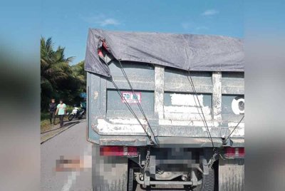 Mangsa maut di lokasi kejadian selepas digilis sebuah lori dalam kemalangan di Lebuhraya Bukit Jalil dari Kinrara menghala IOI Puchong pada Jumaat.