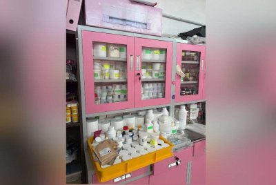 Antara kosmetik tidak tidak bernotifikasi yang dirampas hasil pemeriksaan ke atas sebuah premis perniagaan di Triang, Bera pada Khamis. Foto JKNP