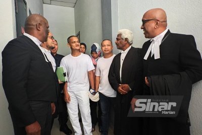 Shazuan (berbaju putih kiri), Muhammad Azhar (kanan) dan NorMaslisza bertemu peguam mereka selepas dilepaskan dan dibebaskan daripada pertuduhan mengedar dadah pada 2021.