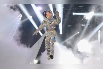 Katy Perry bakal berlepas ke angkasa lepas dengan roket yang dikendalikan oleh Blue Origin, syarikat aeroangkasa milik Jeff Bezos, menurut pengumuman syarikat itu. Foto Agensi