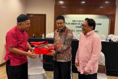 Yatimin (kiri) menyampaikan cenderamata Kemudi kepada Zamakhsari