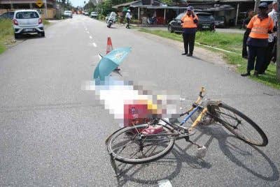 Mangsa disahkan meninggal dunia di tempat selepas terbabit kemalangan dengan kereta di Jalan Kampung Jawa di sini pada Jumaat.Foto FB Polis Trafik Kuantan