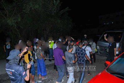 Sebahagian PATI yang mendiami rumah sewa tidak tersusun di lot tanah persendirian di Kajang, Selangor ditahan pasukan operasi JIM, jam 1.40 pagi pada Jumaat. - Foto: JIM.